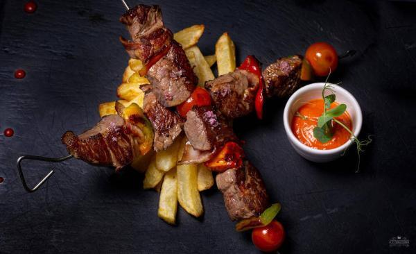 Brocheta de solomillo de carne roja con panceta y verduras