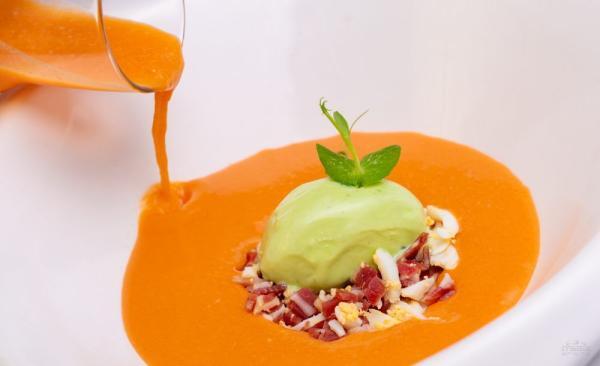 Salmorejo cordobés con helado de albahaca