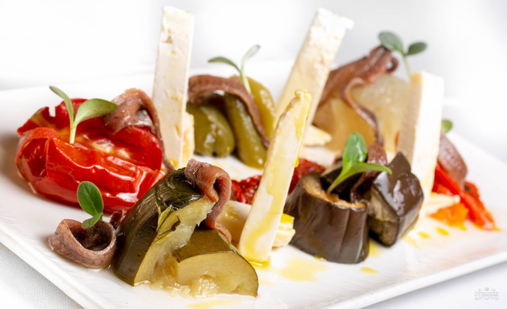 Cantabrian sea anchovies on roasted peppers salad with Asturian cheese from Pravia