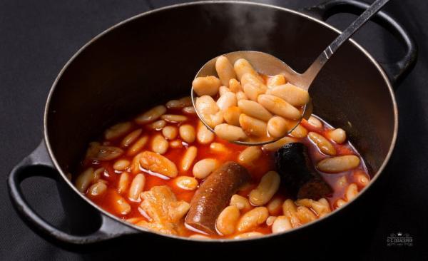 Fabada asturiana con su compango
