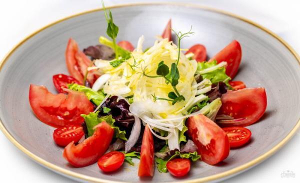 Ensalada de lechuga, tomate y cebolla