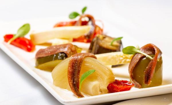 Anchois de la mer Cantabrique sur escalivada avec fromage de Pravia (Asturies)