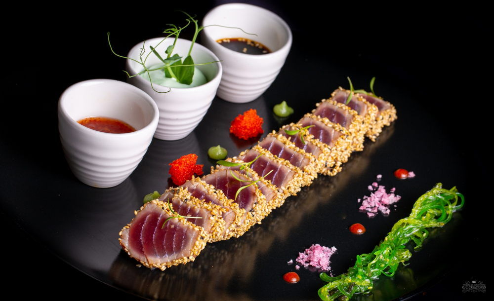 Tataki de longe de thon rouge avec sauce soja et mousse wasabi