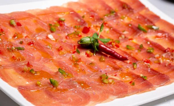 Carpaccio de atún rojo y aceite de trufas blancas