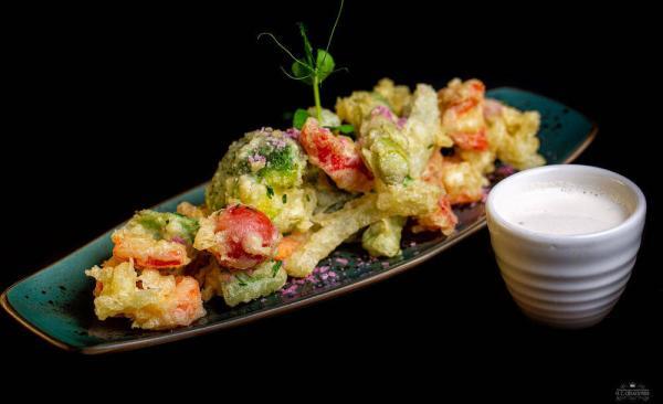 Tempura fried-vegetables with garlic sauce
