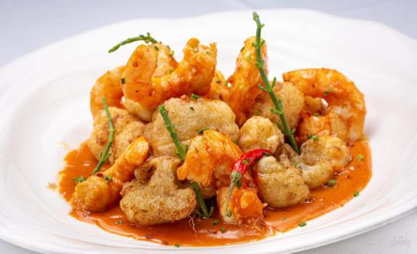 Fritos de coliflor con langostinos y su velouté de azafrán