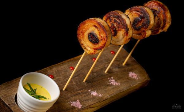 Piruletas de secreto ibérico con salsa de mostaza y miel