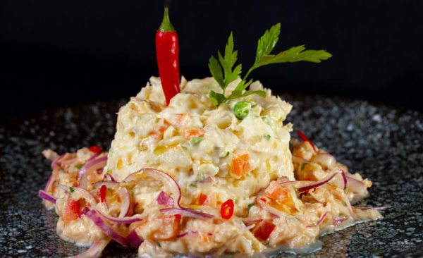 Ensaladilla clásica con ceviche de bonito