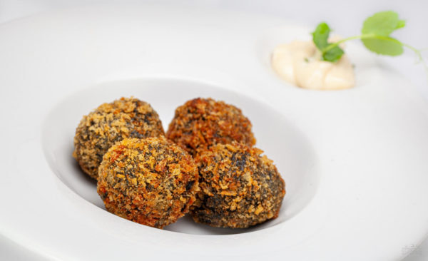 Croquetas de calamar en su tinta con su alioli