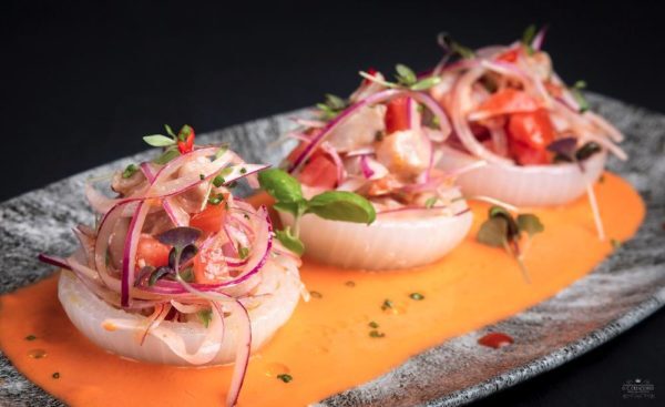 Cebolleta rellena, tomate y albahaca