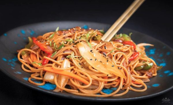 Wok végane de spaghettis au blé Khorasan avec légumes, soja et sésame