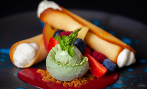 Cannoli au fromage blanc avec glace à la verveine