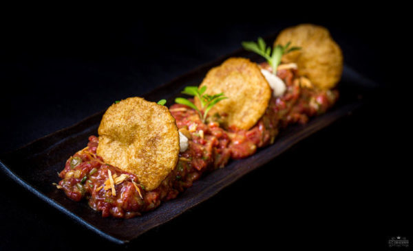 Steak tartare de cerf avec tartines de pain de campagne